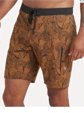 Vuori Infinity Board Short in Caramel Hydrangea Size 33